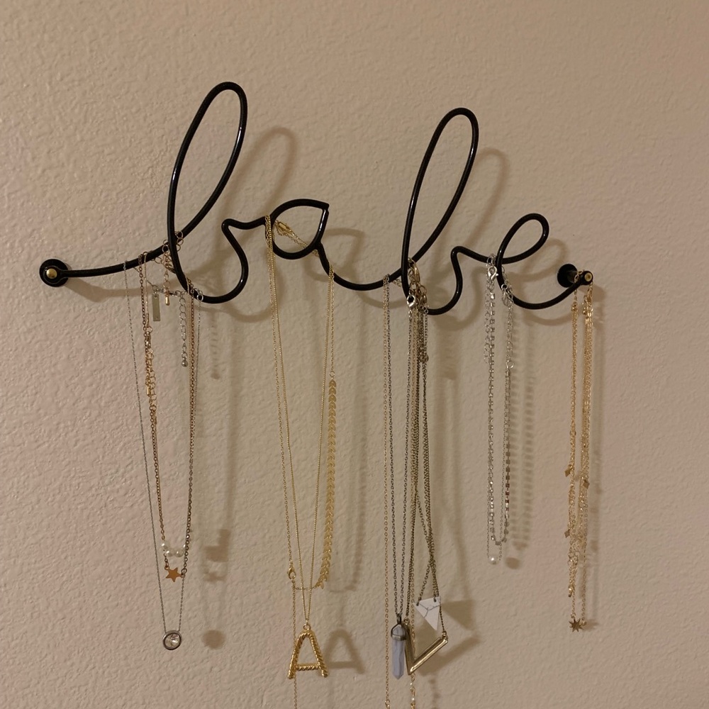 “Babe” Sign to hang jewelry